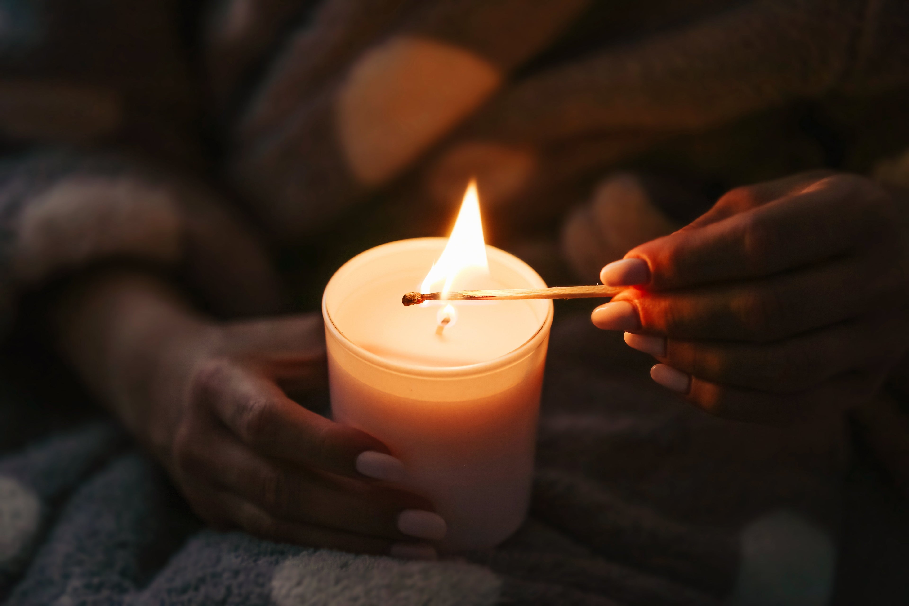 Errores comunes al usar velas aromáticas (y cómo evitarlos)